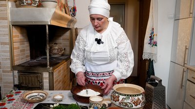 Жителька Рівненського Полісся показала, як готує "шпачки" за бабусиним рецептом Жителька Рівненського Полісся показала, як готує "шпачки" за бабусиним рецептом