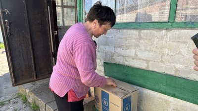 Тетяна розпаковує та показує гуманітарну допомогу Розкішне Іллінівська громада Донецька область 21 квітня 2025 рік Тетяна розпаковує та показує гуманітарну допомогу Розкішне Іллінівська громада Донецька область 21 квітня 2025 рік