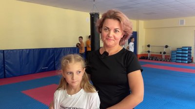 У селі на Чернігівщині за грантові кошти відкрили гурток з карате й запросили сім'ю переселенців, щоб був тренер У селі на Чернігівщині за грантові кошти відкрили гурток з карате й запросили сім'ю переселенців, щоб був тренер