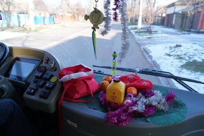 Водій тролейбуса у Херсоні у костюмі Санти вітав пасажирів із Новим роком Водій тролейбуса у Херсоні у костюмі Санти вітав пасажирів із Новим роком