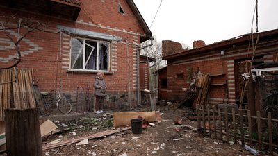Дім та пошкодження через влучання: атака РФ на Вознесенське неподалік Чернігова Дім та пошкодження через влучання: атака РФ на Вознесенське неподалік Чернігова
