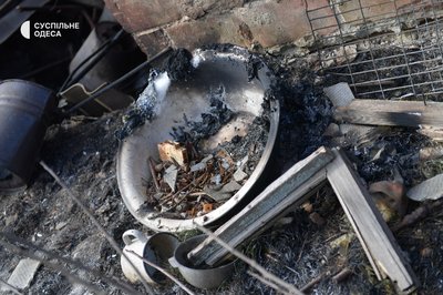 Пошкоджені будинки та уламки дронів: фоторепортаж з передмістя Одеси після атаки БпЛА Пошкоджені будинки та уламки дронів: фоторепортаж з передмістя Одеси після атаки БпЛА