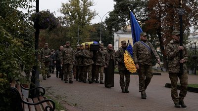 До останнього вірила, що чоловік у полоні: у Чернігові попрощалися з нацгвардійцем Іваном Куковицьким До останнього вірила, що чоловік у полоні: у Чернігові попрощалися з нацгвардійцем Іваном Куковицьким