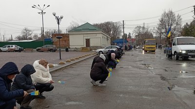 Люди прощаються з загиблим бійцем Люди прощаються з загиблим бійцем