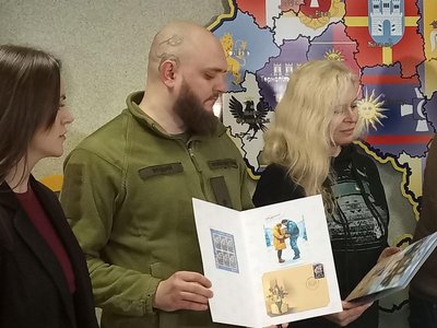 У Хмельницькому відбулося спецпогашення марки "Країна волонтерів" У Хмельницькому відбулося спецпогашення марки "Країна волонтерів"