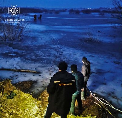 Довелося рятувати усіх: рибалка з Київщини провалився під лід, троє кинулись на допомогу Довелося рятувати усіх: рибалка з Київщини провалився під лід, троє кинулись на допомогу