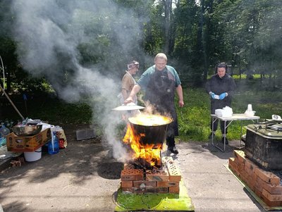 "Донатимо на пікап": у хмельницькому парку волонтери влаштували благодійний ярмарок "Донатимо на пікап": у хмельницькому парку волонтери влаштували благодійний ярмарок