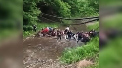Діти, які впали з мосту у Виженці на Буковині Діти, які впали з мосту у Виженці на Буковині