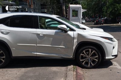 Пошкоджене авто від стрілянини в Одесі