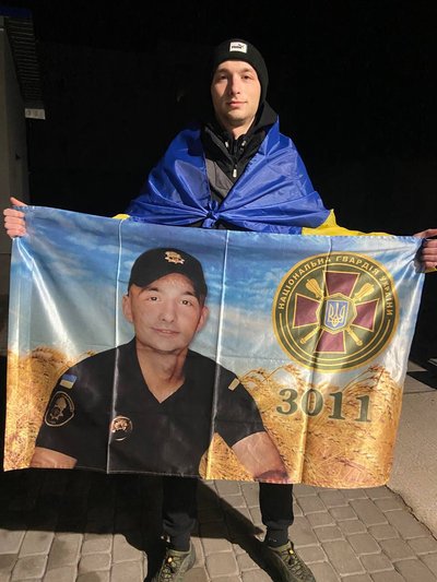"Буду виходити, поки кожен не повернеться додому" — мати звільненого з полону нацгвардійця з Кривого Рогу "Буду виходити, поки кожен не повернеться додому" — мати звільненого з полону нацгвардійця з Кривого Рогу