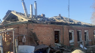 Слов'янськ пошкоджений приватний будинок через удар армії РФ 7 березня 2025 року Слов'янськ пошкоджений приватний будинок через удар армії РФ 7 березня 2025 року