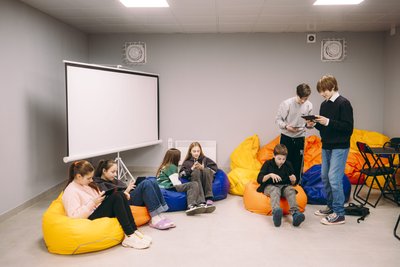 Діти в навчальному центрі