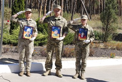 Військові на відкритті пам'ятного знаку на честь загиблих прикордонників Військові на відкритті пам'ятного знаку на честь загиблих прикордонників