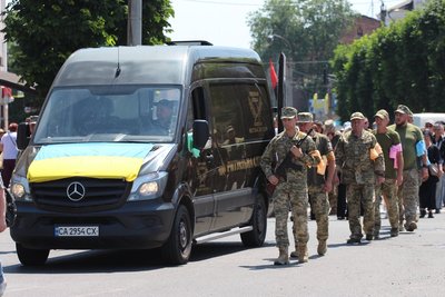 Вшанували "живим коридором": на Черкащині попрощалися з полеглим захисником Вшанували "живим коридором": на Черкащині попрощалися з полеглим захисником