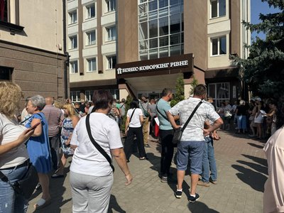Депутати Рівнеради не проголосували за продовження оренди землі для підприємців ринку Дикого Депутати Рівнеради не проголосували за продовження оренди землі для підприємців ринку Дикого