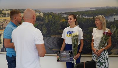 Миколаївській гімнастці Валерії Переметі вручили грошову премію Миколаївській гімнастці Валерії Переметі вручили грошову премію