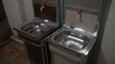 «Це був шок»: у кропивницькому ліцеї поставили рукомийники та перевіряють укриття, де замість унітазів відра «Це був шок»: у кропивницькому ліцеї поставили рукомийники та перевіряють укриття, де замість унітазів відра