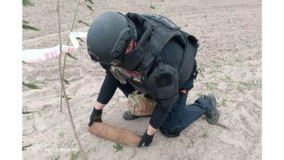 На Чернігівщині вилучили та знищили два касетні елементи, мінометну міну та авіаційну бомбу ФАБ-500 На Чернігівщині вилучили та знищили два касетні елементи, мінометну міну та авіаційну бомбу ФАБ-500