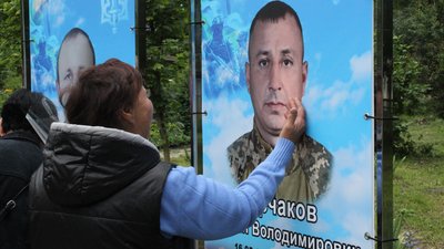 Алея Героїв на Чернігівщині: у селищі з’явилася алея із портретами загиблих військових Алея Героїв на Чернігівщині: у селищі з’явилася алея із портретами загиблих військових