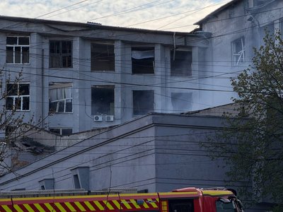 "Перший вибух — начебто глухий. Потім як дало — посипалося скло": жителька Дніпра про удар РФ по середмістю "Перший вибух — начебто глухий. Потім як дало — посипалося скло": жителька Дніпра про удар РФ по середмістю