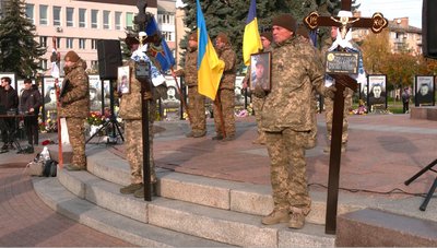 Трьох вважали зниклими безвісти: із загиблими військовими попрощалися у Рівному Трьох вважали зниклими безвісти: із загиблими військовими попрощалися у Рівному