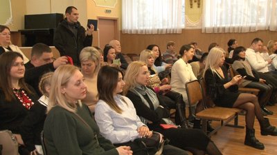 Місія — зберегти традиції: як черкаські школярі вчать українські звичаї на сцені Місія — зберегти традиції: як черкаські школярі вчать українські звичаї на сцені