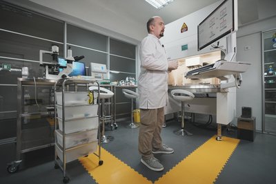 Науковець у приміщенні лабораторії Науковець у приміщенні лабораторії