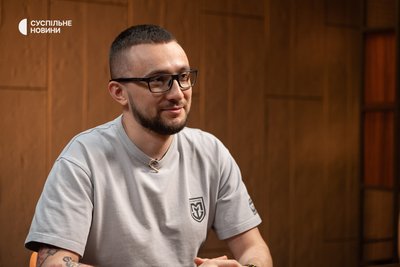 Радник міністра оборони, волонтер та засновник благодійного фонду Сергій Стерненко під час інтервʼю Суспільному, Київ, 7 липня 2026 року Радник міністра оборони, волонтер та засновник благодійного фонду Сергій Стерненко під час інтервʼю Суспільному, Київ, 7 липня 2026 року