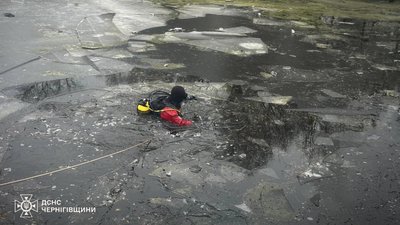 У Чернігівському районі водолази з водойми дістали підводним човном автомобіль У Чернігівському районі водолази з водойми дістали підводним човном автомобіль
