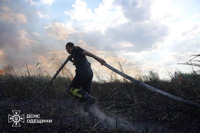 В Одесі рятувальники понад шість годин гасили пожежу на полях зрошення В Одесі рятувальники понад шість годин гасили пожежу на полях зрошення