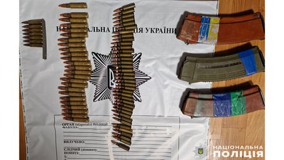 Правоохоронці затримали трьох жителів Чернігова, яких підозрюють у торгівлі зброєю Правоохоронці затримали трьох жителів Чернігова, яких підозрюють у торгівлі зброєю