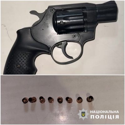 В Одеській області затримали чоловіка, який стріляв із револьвера по собаках і налякав зброєю підлітків В Одеській області затримали чоловіка, який стріляв із револьвера по собаках і налякав зброєю підлітків