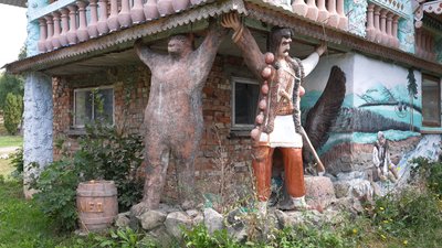 Олекса Довбуш, ведмідь, скульптури, хата-музей, село Рунгури, Івано-Франківщина Олекса Довбуш, ведмідь, скульптури, хата-музей, село Рунгури, Івано-Франківщина