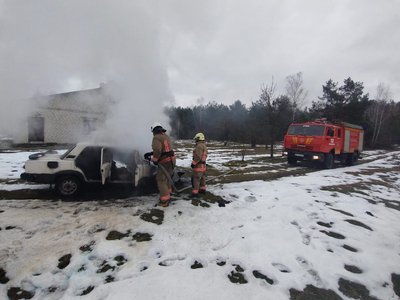 У селі на Волині горів автомобіль поблизу будинку його власника У селі на Волині горів автомобіль поблизу будинку його власника