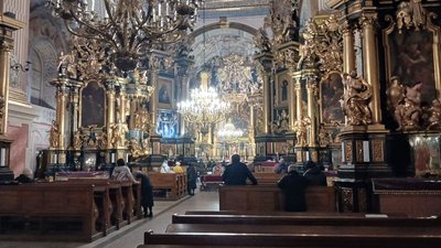 Люди моляться в церкві св. Андрія Люди моляться в церкві св. Андрія