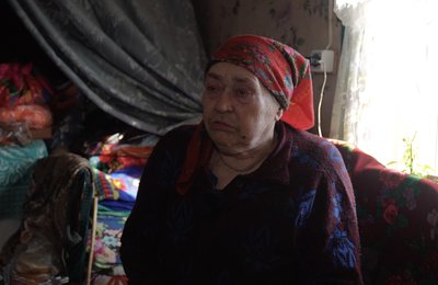 Як школяр із села на Сумщині доглядає самотню бабусю Як школяр із села на Сумщині доглядає самотню бабусю