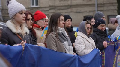 "Суспільство виснажене, проте це нам не дає права здаватися". У Вінниці студенти та містяни утворили "Ланцюг єднання" "Суспільство виснажене, проте це нам не дає права здаватися". У Вінниці студенти та містяни утворили "Ланцюг єднання"