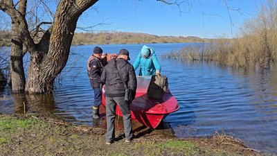 "Хто – вбрід, хто – човном": як жителі Новгород-Сіверщини, де підтопило мости, переправляються через 2 річки, що злились "Хто – вбрід, хто – човном": як жителі Новгород-Сіверщини, де підтопило мости, переправляються через 2 річки, що злились
