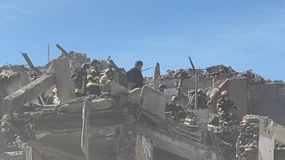 "Я не знаю, як буду жити без нього" — мати чоловіка, якого розшукують під завалами після нічної атаки по Дніпру "Я не знаю, як буду жити без нього" — мати чоловіка, якого розшукують під завалами після нічної атаки по Дніпру