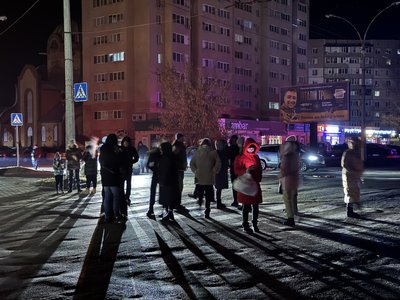 "Як о 8:00 вимкнули — досі немає". Сум'яни вийшли на мітинг через тривале відключення електроенергії: реакція обленерго "Як о 8:00 вимкнули — досі немає". Сум'яни вийшли на мітинг через тривале відключення електроенергії: реакція обленерго