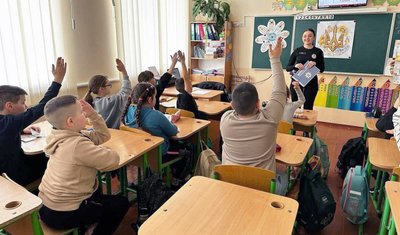 Марина Кірик під час роботи з дітьми Марина Кірик під час роботи з дітьми