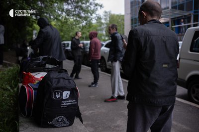Колишні в'язні, яких Росія передала Україні під час обміну полоненими в межах домовленості "1000 на 1000" Колишні в'язні, яких Росія передала Україні під час обміну полоненими в межах домовленості "1000 на 1000"