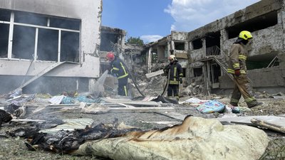 Зруйнований ракетами С-400 дитсадок у Чугуєві на Харківщині: фоторепортаж Зруйнований ракетами С-400 дитсадок у Чугуєві на Харківщині: фоторепортаж
