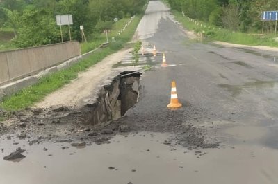 Пошкоджено міст, на одній з доріг Тернопільщини утворилося провалля