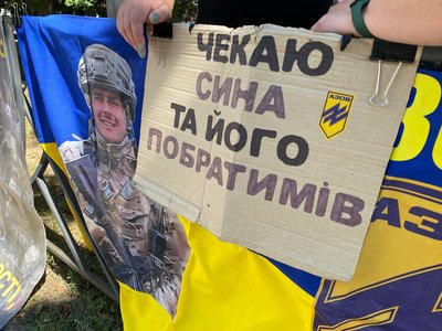 «Поки є надія — надіятимемось»: у Черкасах відбулася акція «Не мовчи — полон вбиває» «Поки є надія — надіятимемось»: у Черкасах відбулася акція «Не мовчи — полон вбиває»