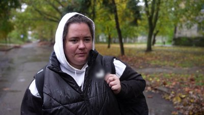 «Дивлюся під ноги, а слухаю небо»: як живуть люди у «червоній зоні» Дніпровського району Херсона «Дивлюся під ноги, а слухаю небо»: як живуть люди у «червоній зоні» Дніпровського району Херсона