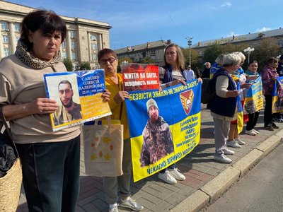 «Ми чекаємо його додому»: у Черкасах відбулася акція на підтримку безвісти зниклих та полонених «Ми чекаємо його додому»: у Черкасах відбулася акція на підтримку безвісти зниклих та полонених