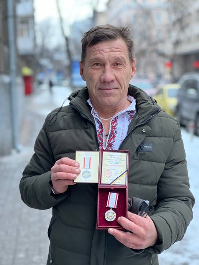 Рятував дітей після обстрілу: одеський комунальник отримав нагороду від президента Рятував дітей після обстрілу: одеський комунальник отримав нагороду від президента