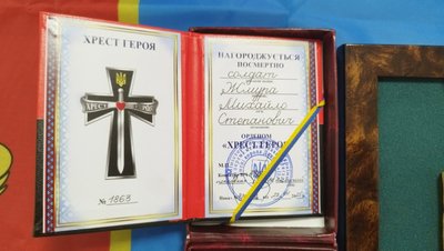 Сестрі загиблого бійця з Рівненщини вручили орден "Хрест Героя" Сестрі загиблого бійця з Рівненщини вручили орден "Хрест Героя"