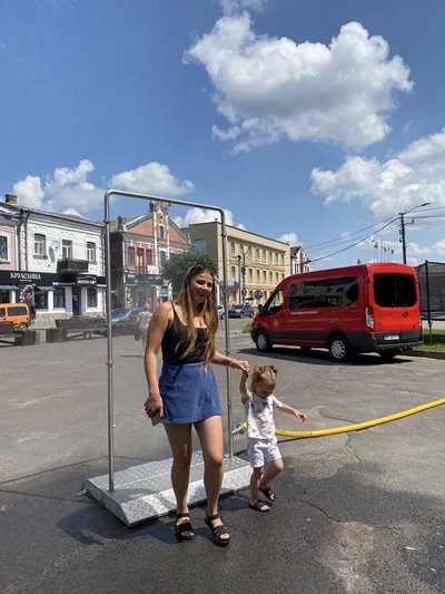 "Допомагають рятуватися в спеку": в райцентрах Рівненщини рятувальники розмістили водні рамки "Допомагають рятуватися в спеку": в райцентрах Рівненщини рятувальники розмістили водні рамки